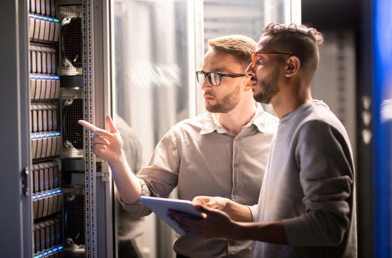 Thumbnail_twee_mannen_in_datacenter_blog_hyper_converged_infrastructure.jpg